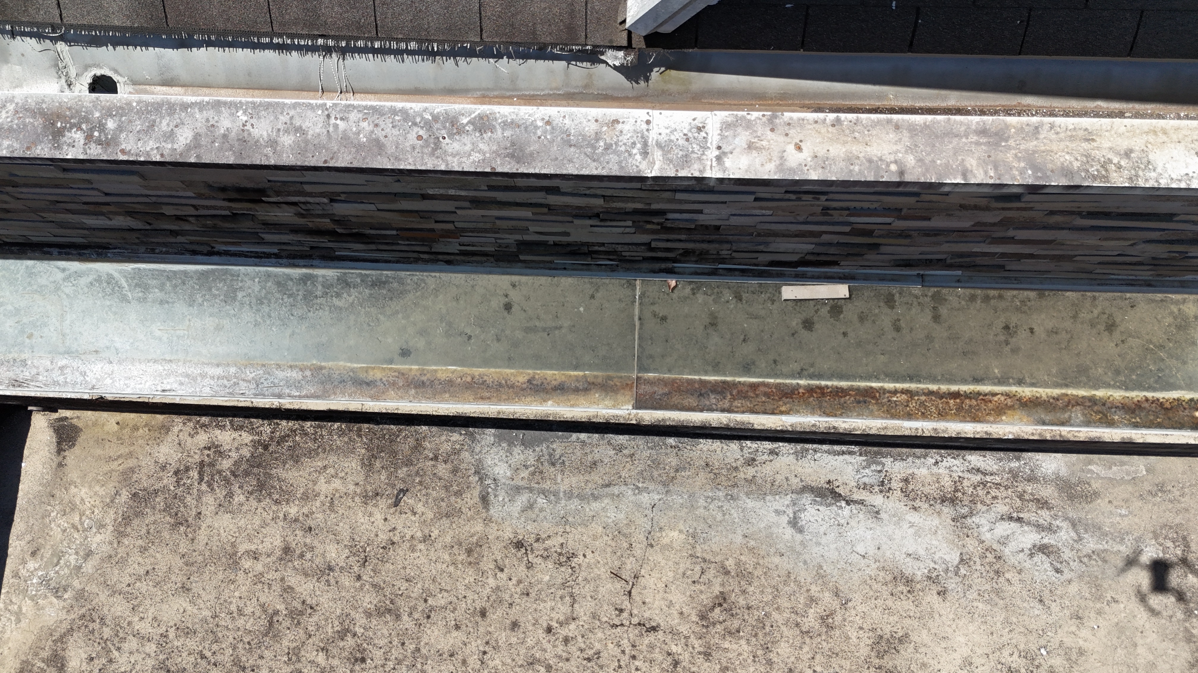 Mureta com perfil metálico oxidado e laje descoberta